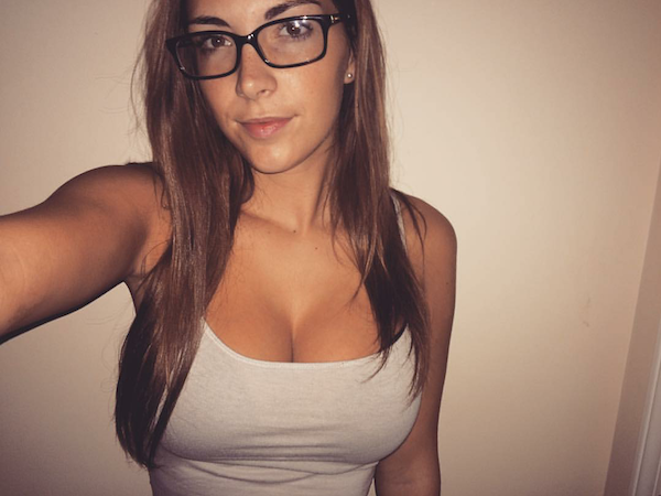 Dziewczyna w okularach