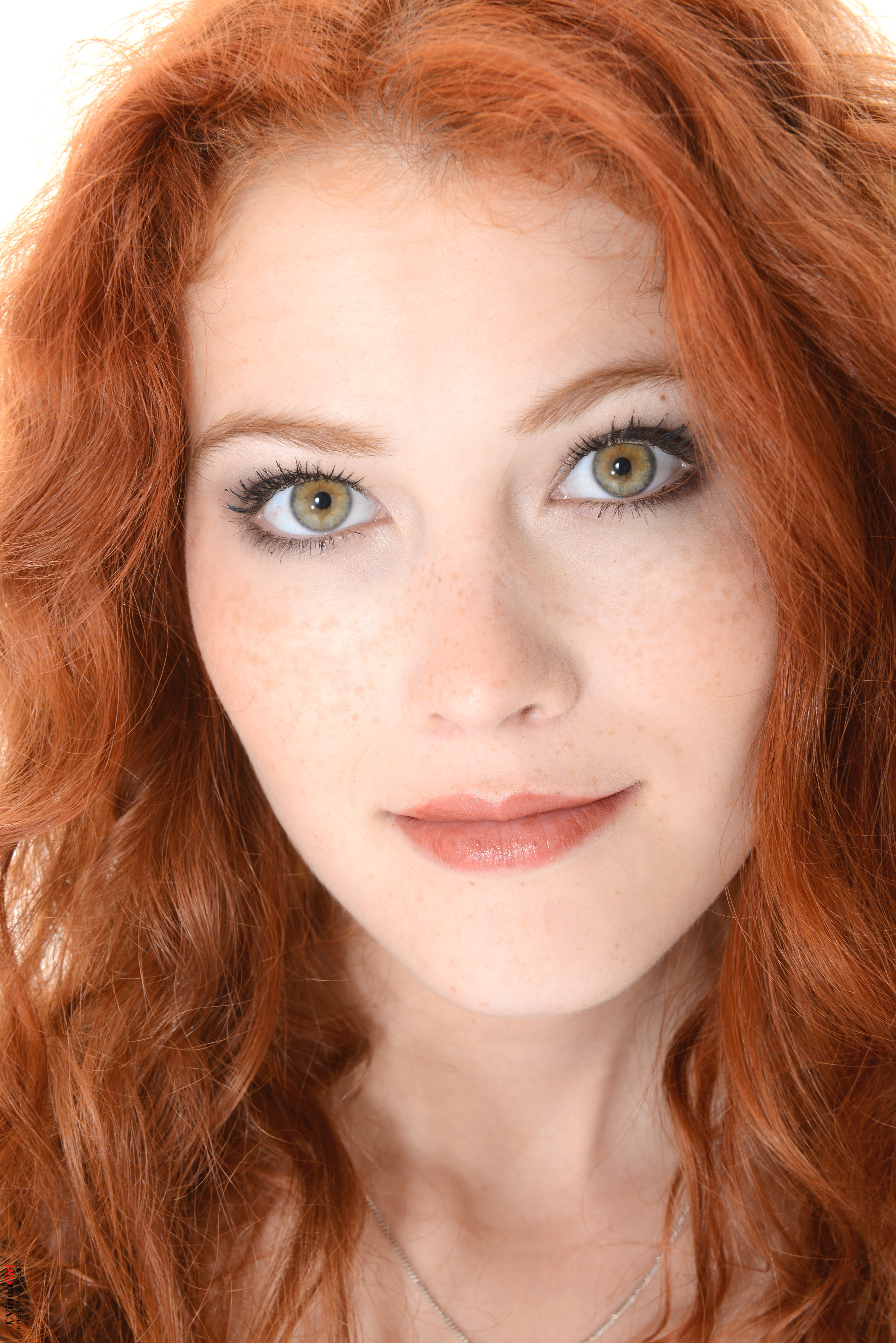 The B. recommendet green eyes red hair